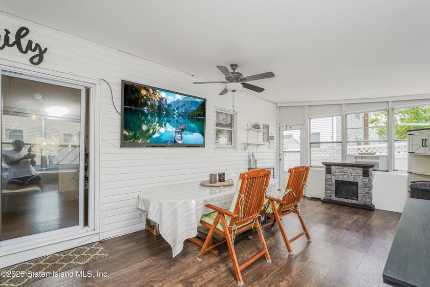 Beautiful 25-foot semi-attached home located in the heart of - photo 26