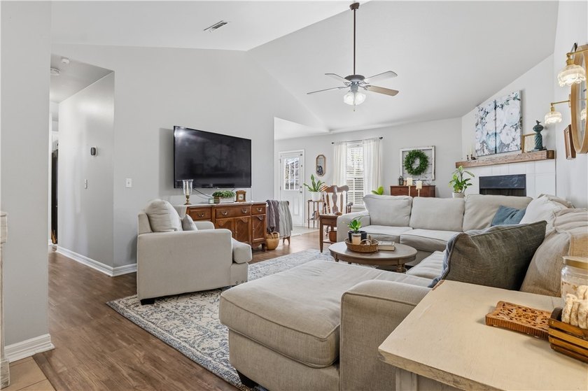 Move-in-ready home in Elkins! This 3-bedroom, 2-bath home - photo 2