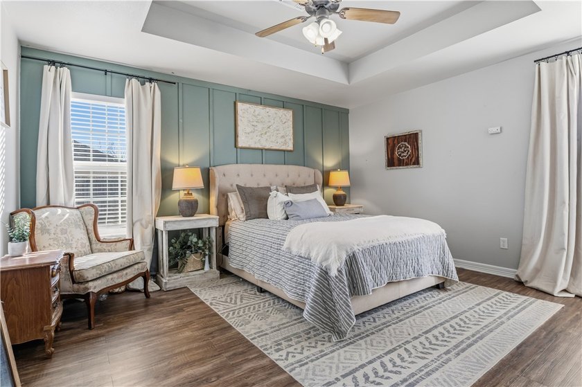 Move-in-ready home in Elkins! This 3-bedroom, 2-bath home - photo 4