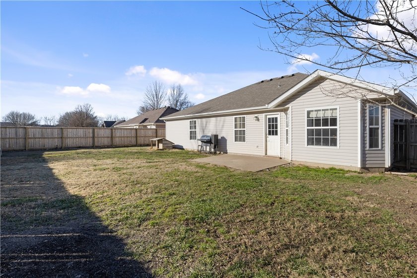 Move-in-ready home in Elkins! This 3-bedroom, 2-bath home - photo 5