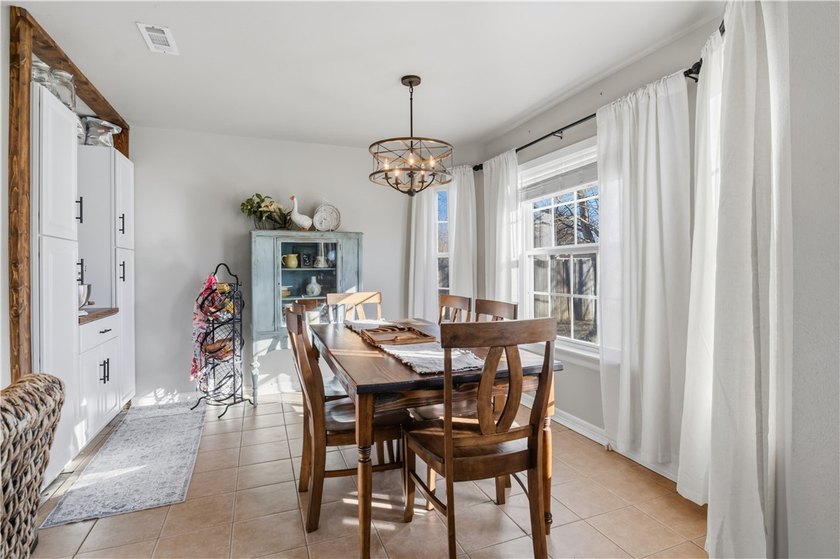 Move-in-ready home in Elkins! This 3-bedroom, 2-bath home - photo 7