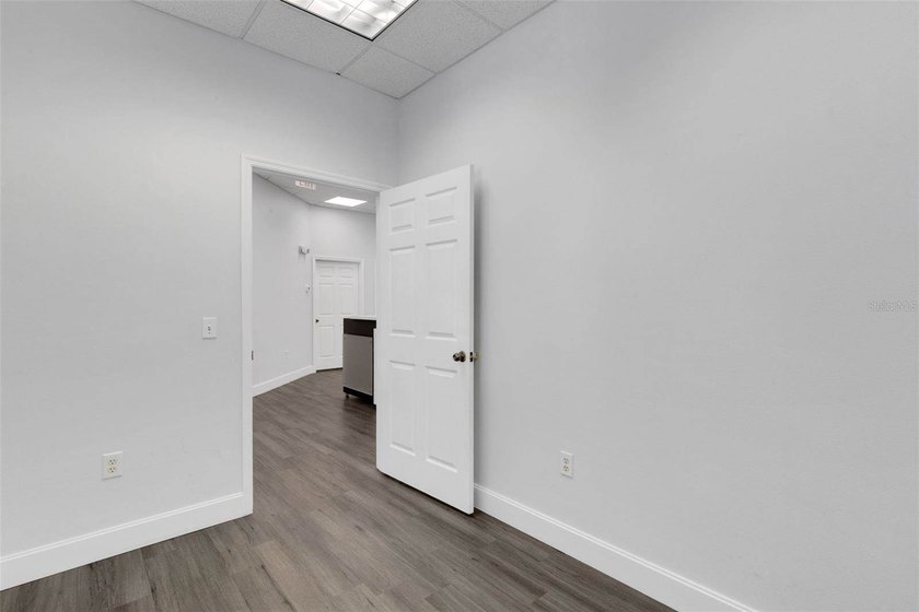 ** EIGHT BIG OFFICES WITH GREAT LOCATION, AWESOME OPEN-PLAN - photo 12