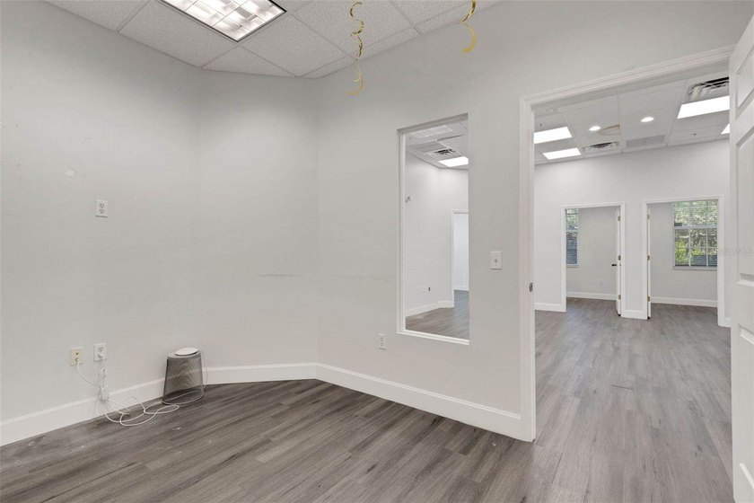 ** EIGHT BIG OFFICES WITH GREAT LOCATION, AWESOME OPEN-PLAN - photo 15