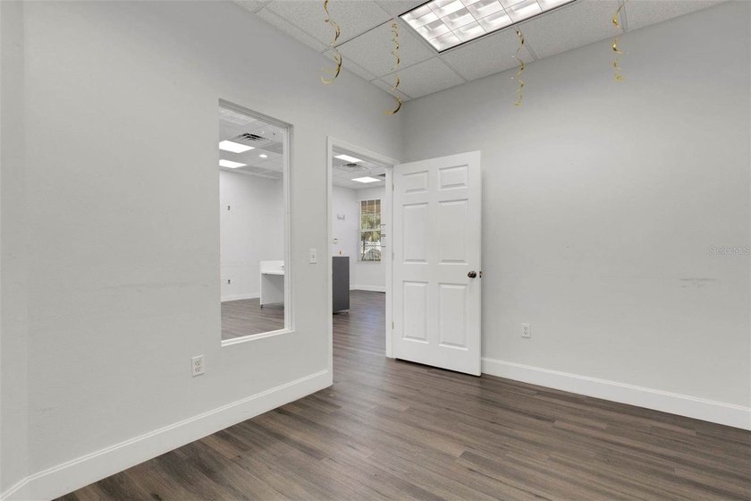 ** EIGHT BIG OFFICES WITH GREAT LOCATION, AWESOME OPEN-PLAN - photo 16
