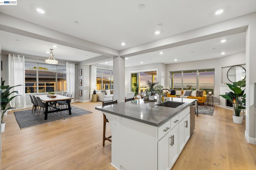 Life on Top of the World: Penthouse Living with Sweeping Bay and - photo 4