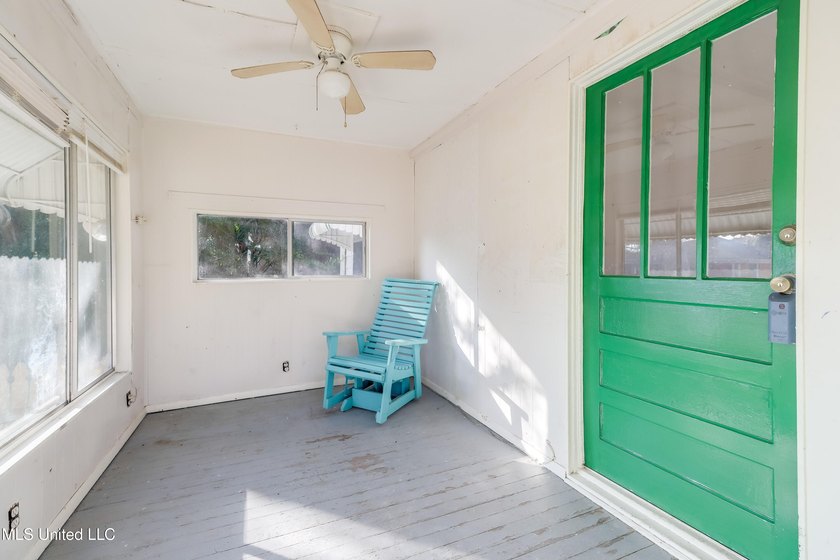 Income-producing Biloxi investment opportunity! This versatile - photo 3