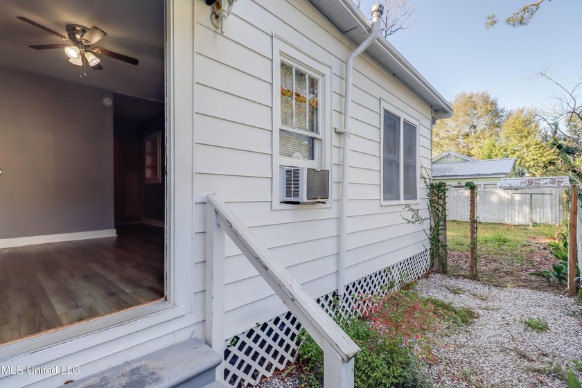 Income-producing Biloxi investment opportunity! This versatile - photo 10