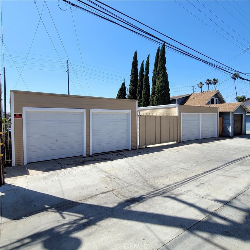 Quaint 2 Front units. The 3 bedroom back unit is a separate - photo 11