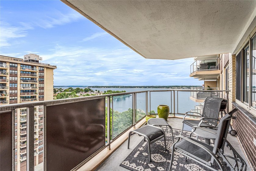 Beautifully Renovated Large 1 bedroom Deluxe (Jr. 4) in Luxury - photo 12