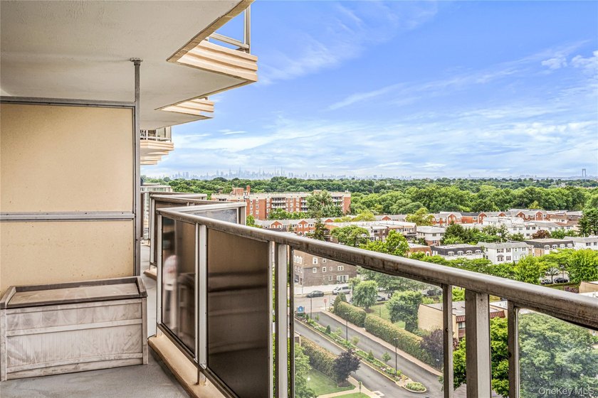 Beautifully Renovated Large 1 bedroom Deluxe (Jr. 4) in Luxury - photo 14