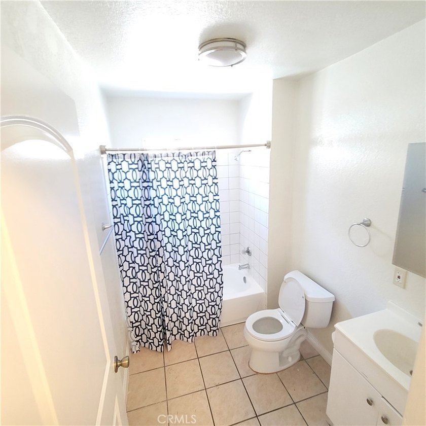 Quaint 2 Front units. The 3 bedroom back unit is a separate - photo 15
