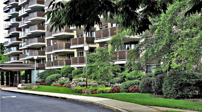 Beautifully Renovated Large 1 bedroom Deluxe (Jr. 4) in Luxury - photo 30