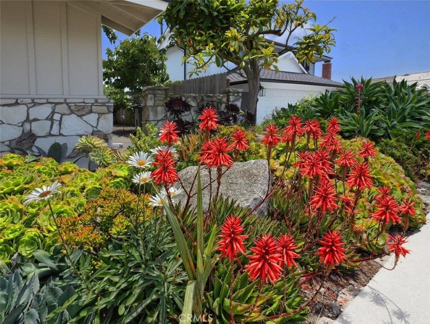 Nestled on a quiet, neighborhood friendly cul-de-sac, this - photo 2