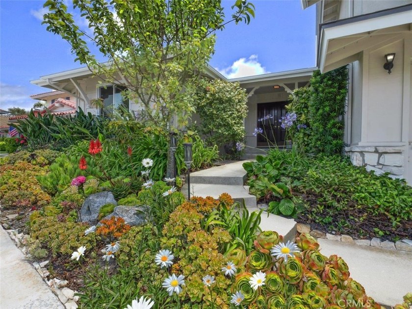 Nestled on a quiet, neighborhood friendly cul-de-sac, this - photo 3