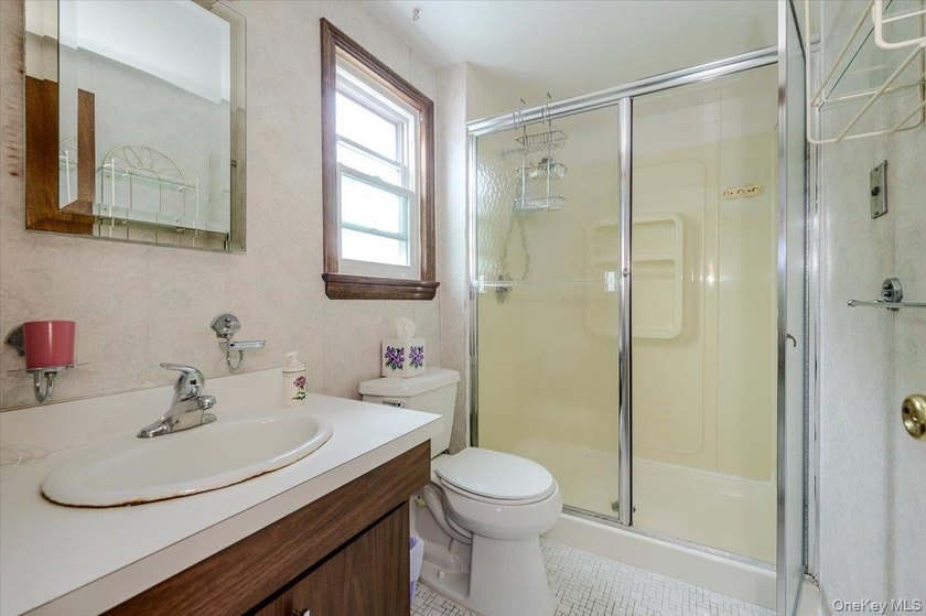 Welcome to 1815 Meadowbrook Road, Merrick, NY! This lovely cape - photo 15