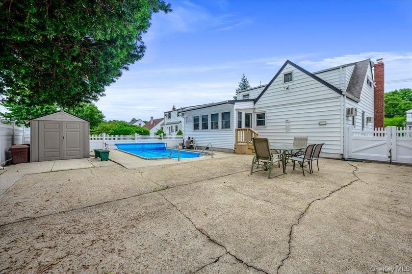 Welcome to 1815 Meadowbrook Road, Merrick, NY! This lovely cape - photo 21