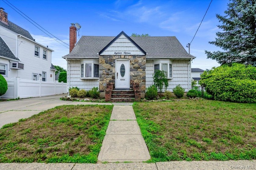 Welcome to 1815 Meadowbrook Road, Merrick, NY! This lovely cape - photo 25