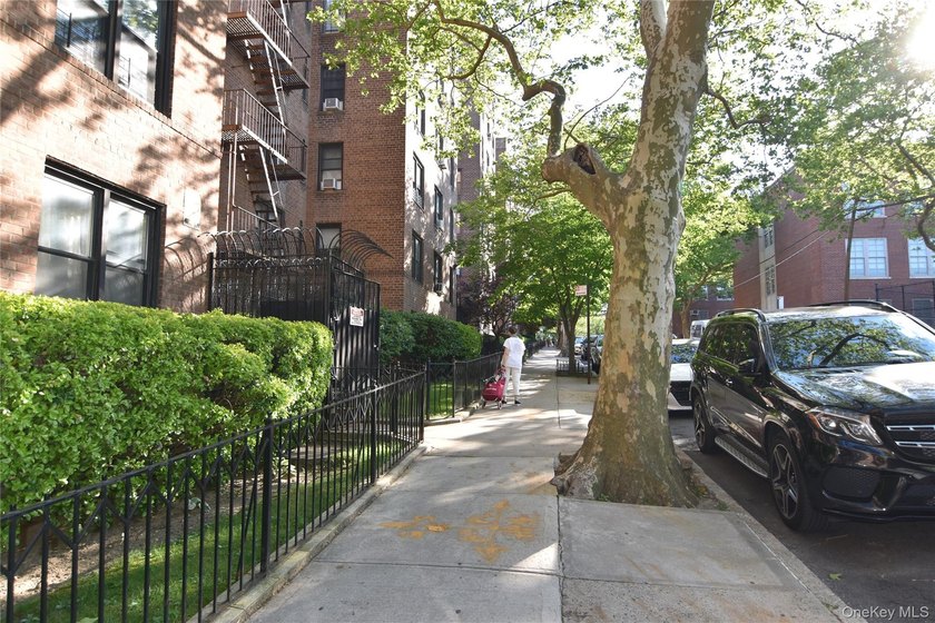 PRICED TO SELL !!! Location,Location ,Location with a very low - photo 17