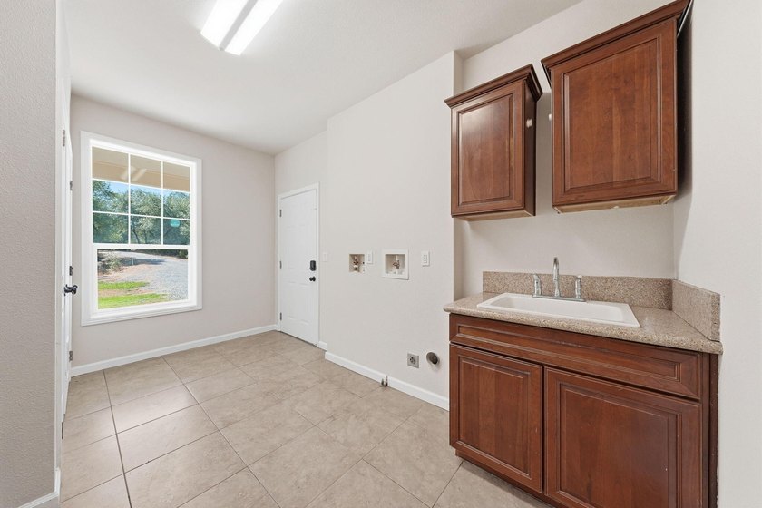Gorgeous custom farmhouse situated on 5 acres, offering 3 - photo 33