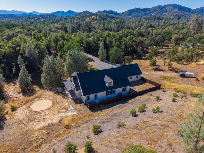 Gorgeous custom farmhouse situated on 5 acres, offering 3 - photo 42
