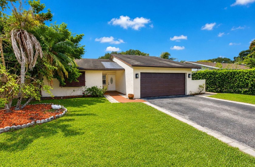 Come see this large 3 bedroom, 2 bathroom home with attached - photo 2