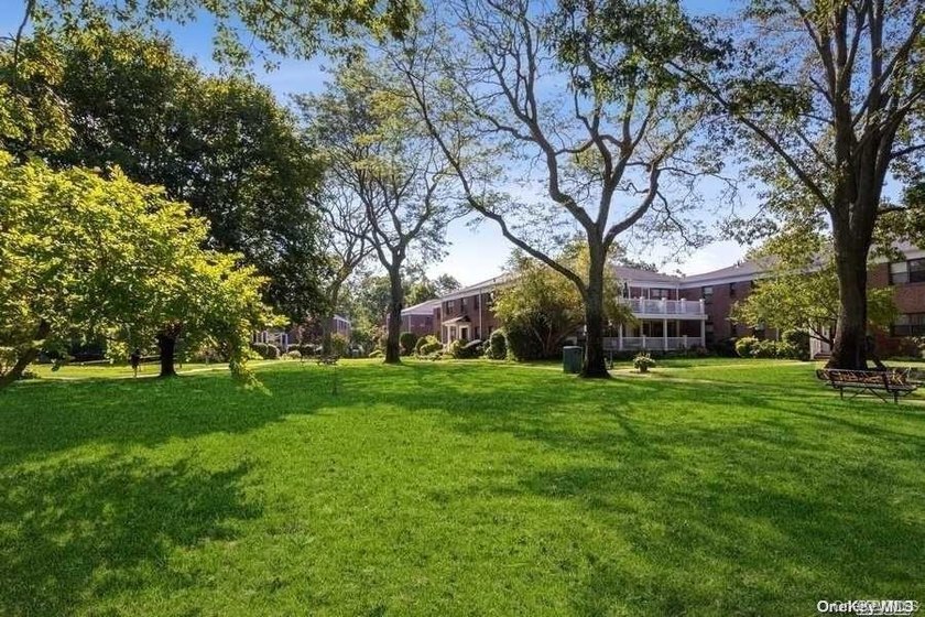 Spacious Open Floor Plan Two Bed Two Full Bath Unit. Enter This - photo 23