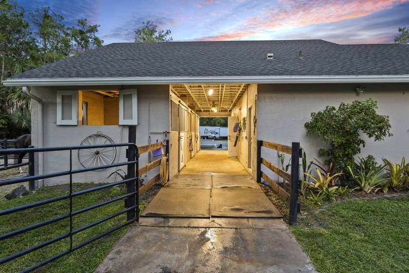 Discover an exceptional equestrian estate in Fox Trail on 5 - photo 6