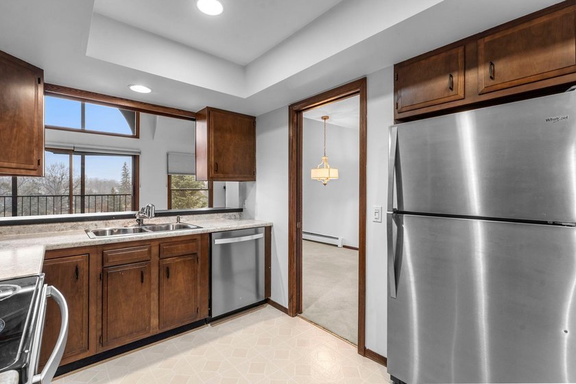 Charming 2-bedroom, 2-bath condo in a well-maintained - photo 4