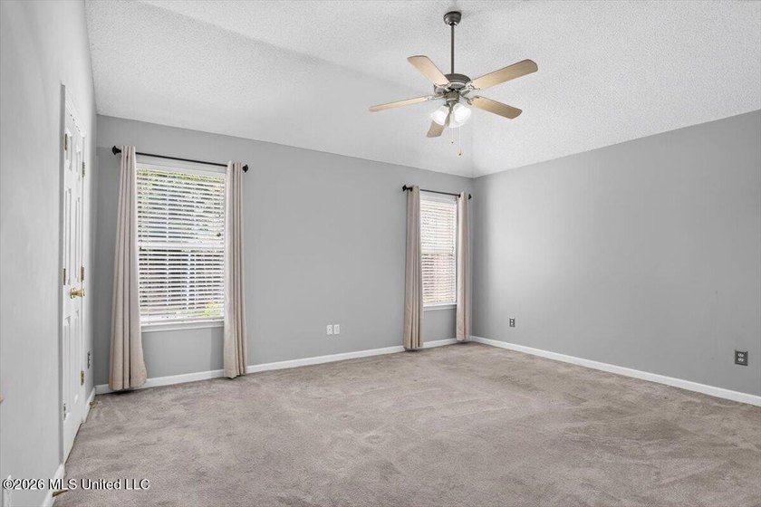 Welcome to this beautifully maintained 4 bedroom, 2 bathroom - photo 13