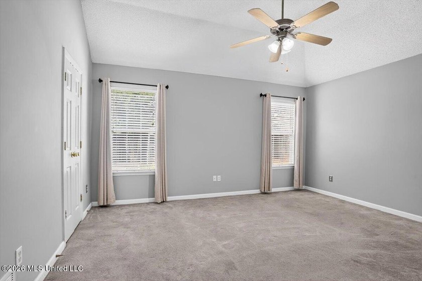 Welcome to this beautifully maintained 4 bedroom, 2 bathroom - photo 14