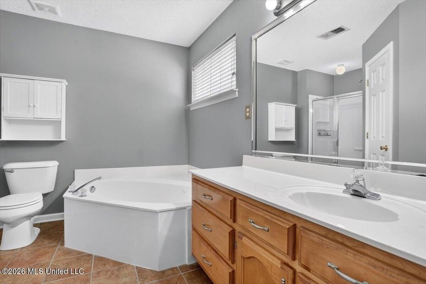 Welcome to this beautifully maintained 4 bedroom, 2 bathroom - photo 15
