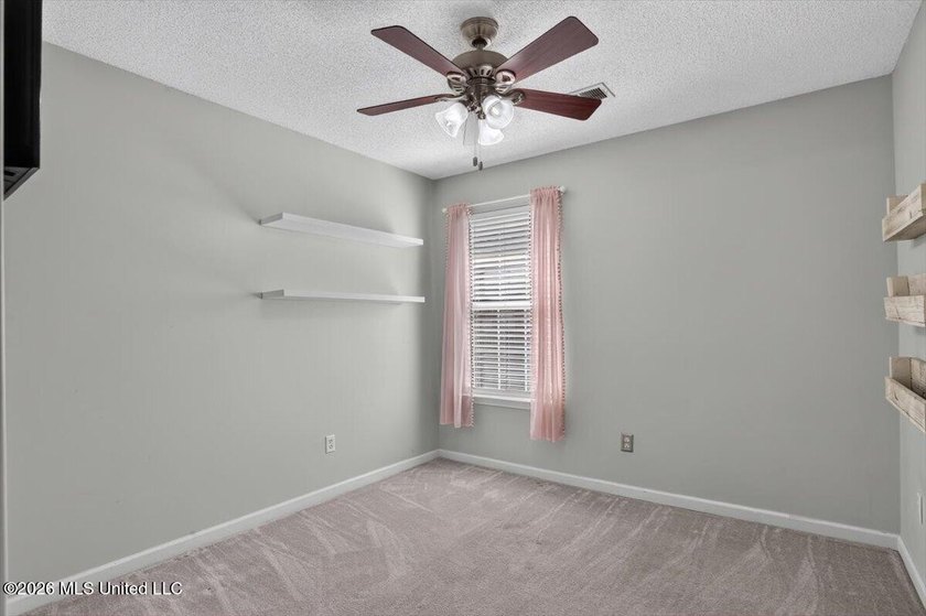 Welcome to this beautifully maintained 4 bedroom, 2 bathroom - photo 18