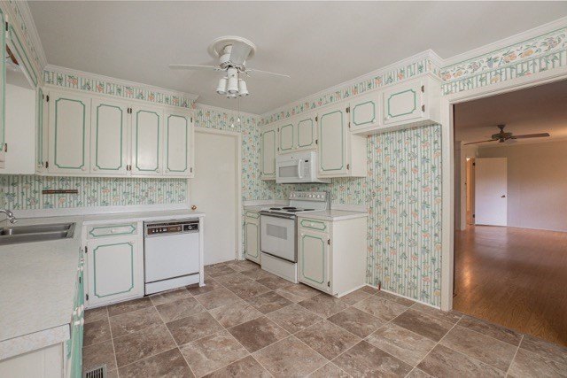 Large 4 bedroom home on a corner lot in Alice dr school - photo 21