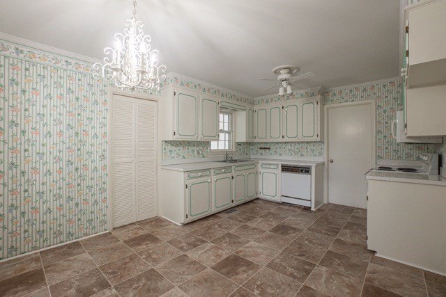 Large 4 bedroom home on a corner lot in Alice dr school - photo 22