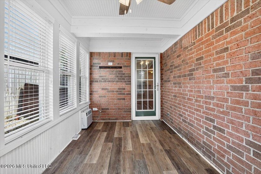 Welcome to this beautifully maintained 4 bedroom, 2 bathroom - photo 27