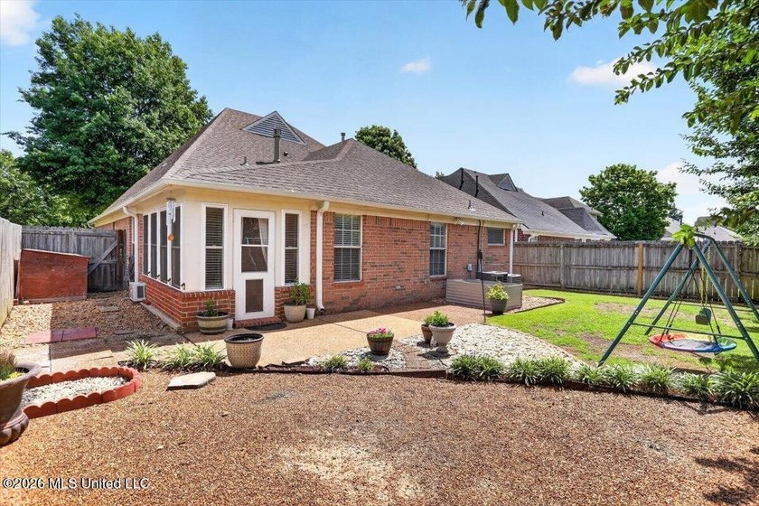 Welcome to this beautifully maintained 4 bedroom, 2 bathroom - photo 28
