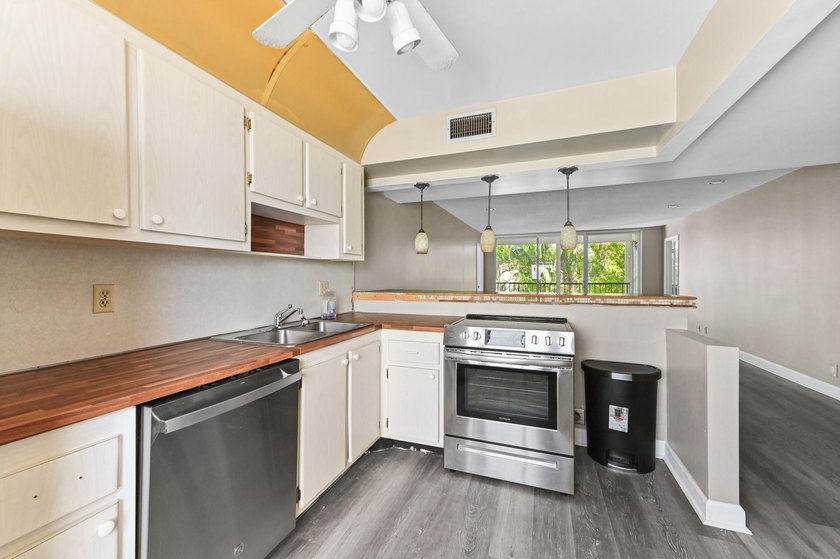 This beautiful condo presents an incredible opportunity for a - photo 4