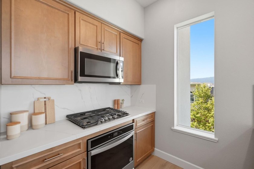 Top-floor, corner-unit penthouse in Communications Hill, 3 bed - photo 11