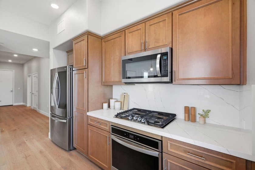 Top-floor, corner-unit penthouse in Communications Hill, 3 bed - photo 12
