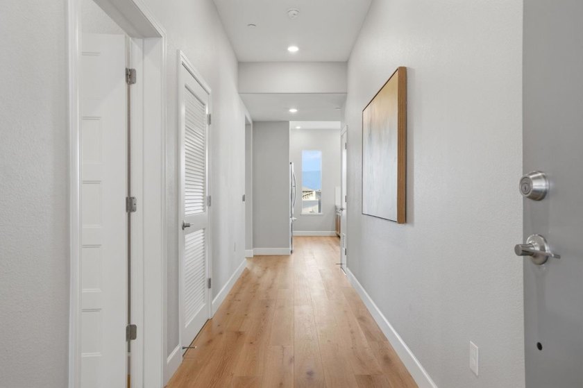 Top-floor, corner-unit penthouse in Communications Hill, 3 bed - photo 18