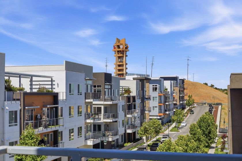 Top-floor, corner-unit penthouse in Communications Hill, 3 bed - photo 28