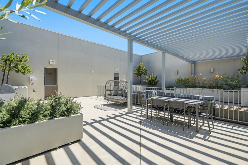Top-floor, corner-unit penthouse in Communications Hill, 3 bed - photo 31