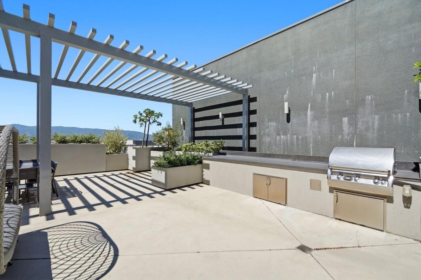 Top-floor, corner-unit penthouse in Communications Hill, 3 bed - photo 32