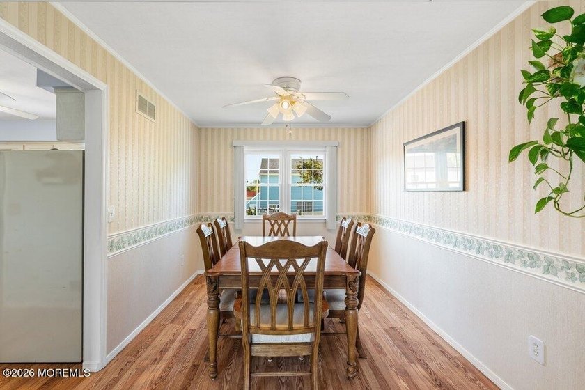 A true charmer in sought after Mapletree! Original owners are - photo 12