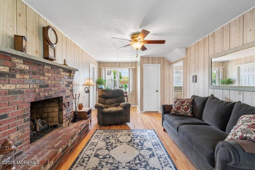 A true charmer in sought after Mapletree! Original owners are - photo 14