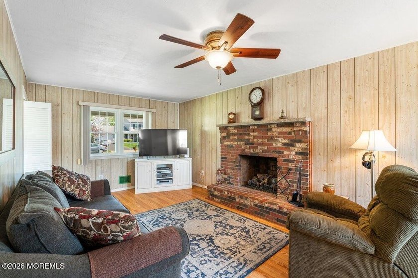 A true charmer in sought after Mapletree! Original owners are - photo 15