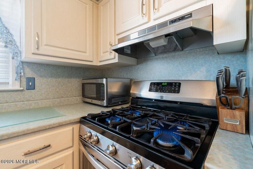 A true charmer in sought after Mapletree! Original owners are - photo 19