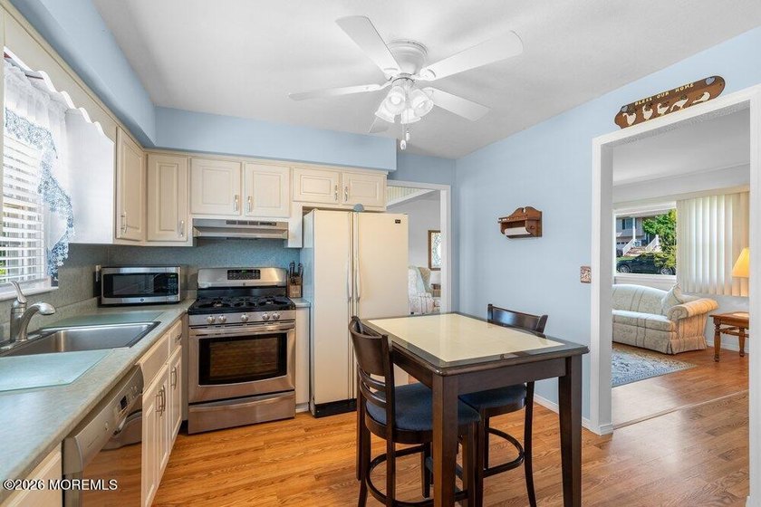A true charmer in sought after Mapletree! Original owners are - photo 20
