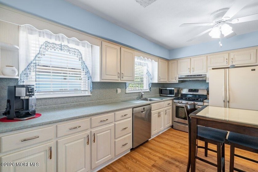 A true charmer in sought after Mapletree! Original owners are - photo 21