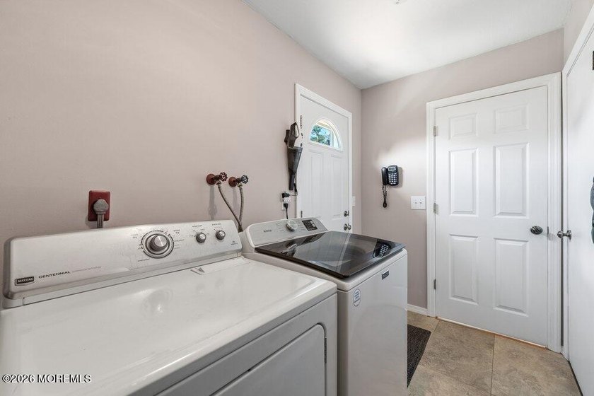 A true charmer in sought after Mapletree! Original owners are - photo 24